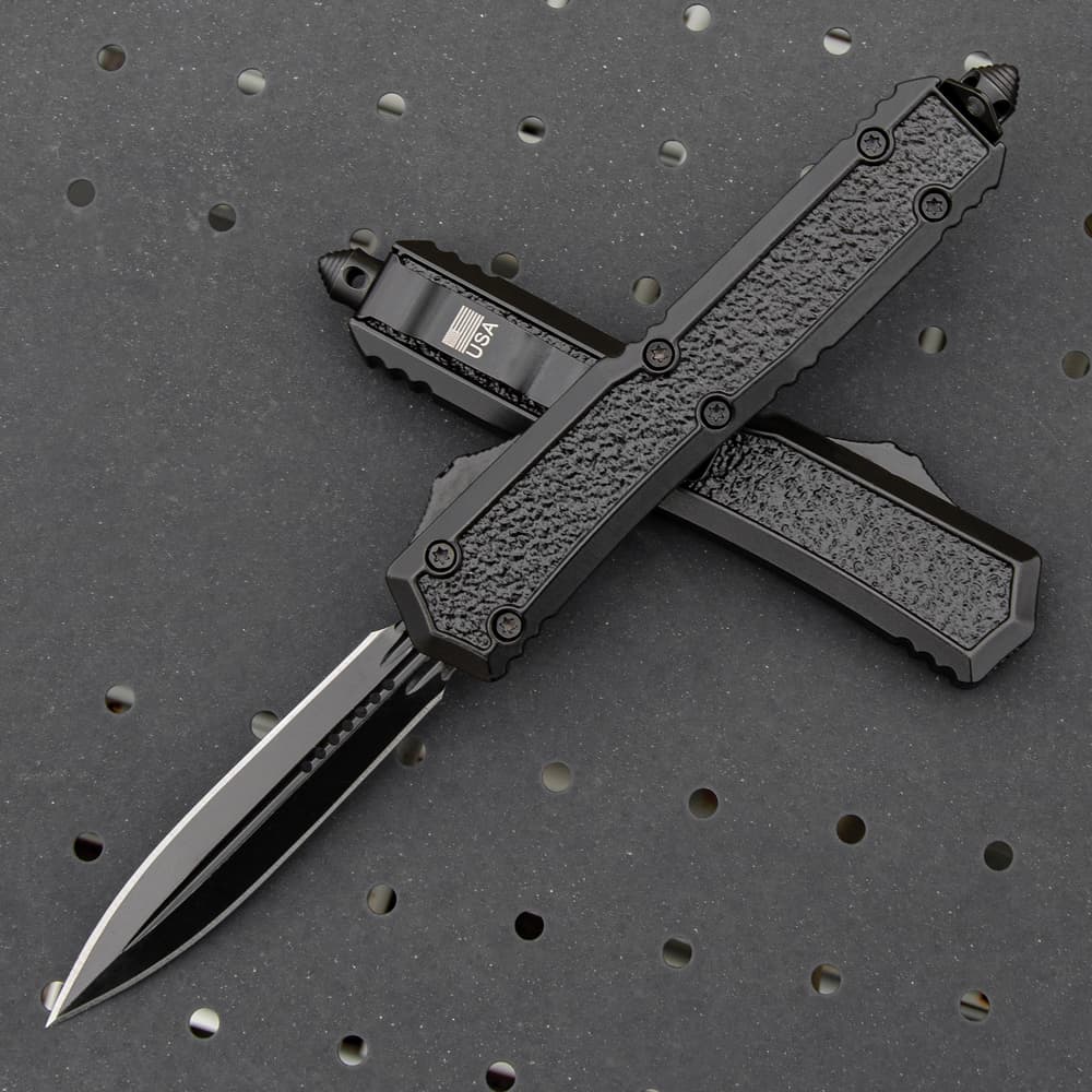 The Black Dagger OTF Knife in its open and closed position image number 0