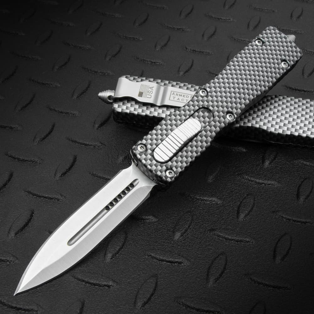 The Silver Dagger Automatic OTF Knife with silver carbon fiber handle and stainless steel blade, shown both opened and closed. image number 0