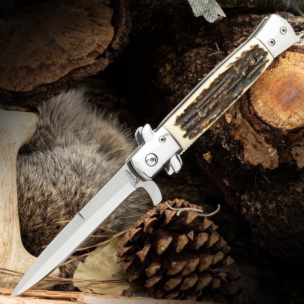 Full image of the Kriegar German Stag Stiletto opened. image number 0