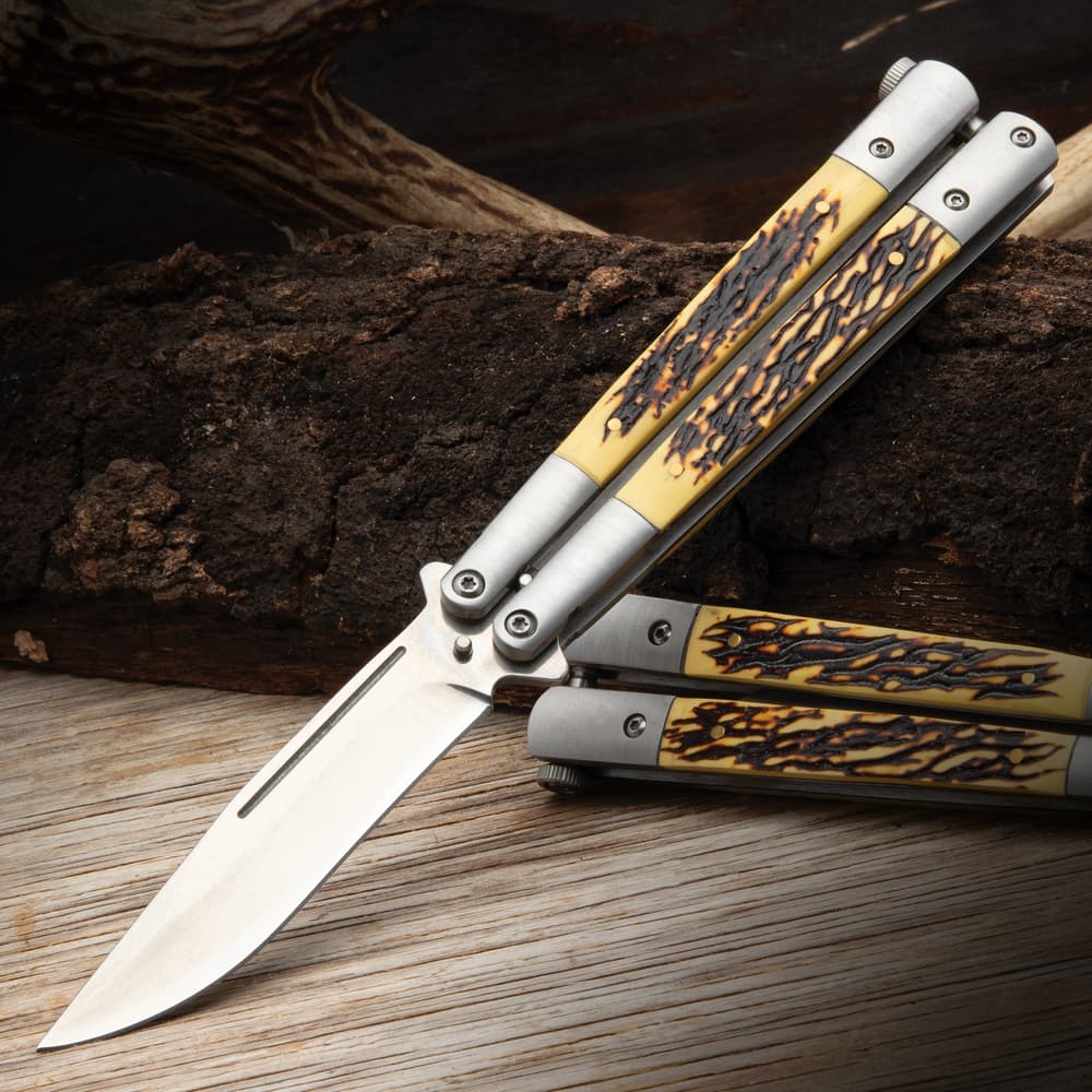 Full image of the FauxStag Precision Butterfly Knife open and closed. image number 0