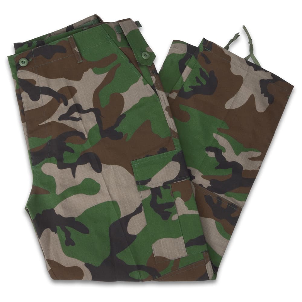 The woodland camo pants have a tough, 65-percent polyester and 35-percent cotton, rip-stop construction that’s comfortable for all-day wear image number 1