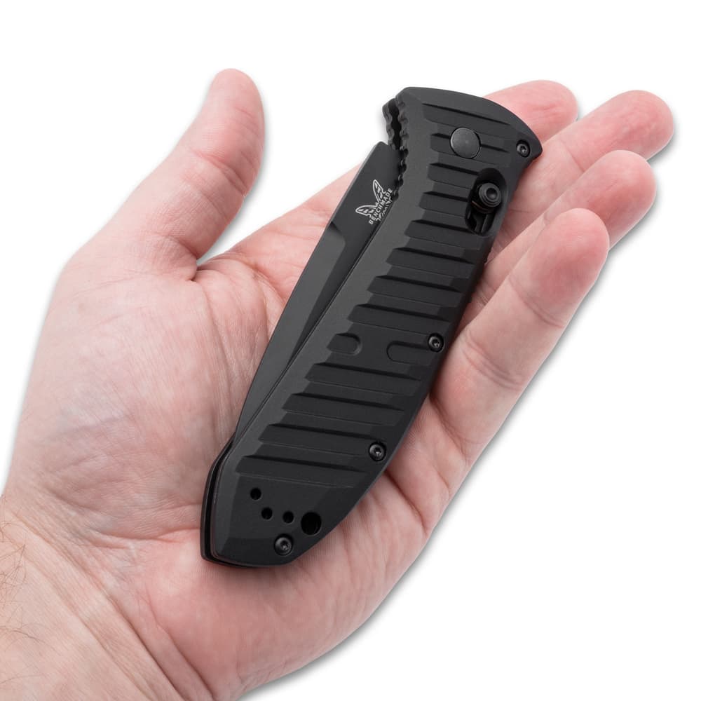 The black, anodized 6061-T6 billet aluminum handle houses Benchmade’s AXIS lock mechanism with its integrated safety image number 1