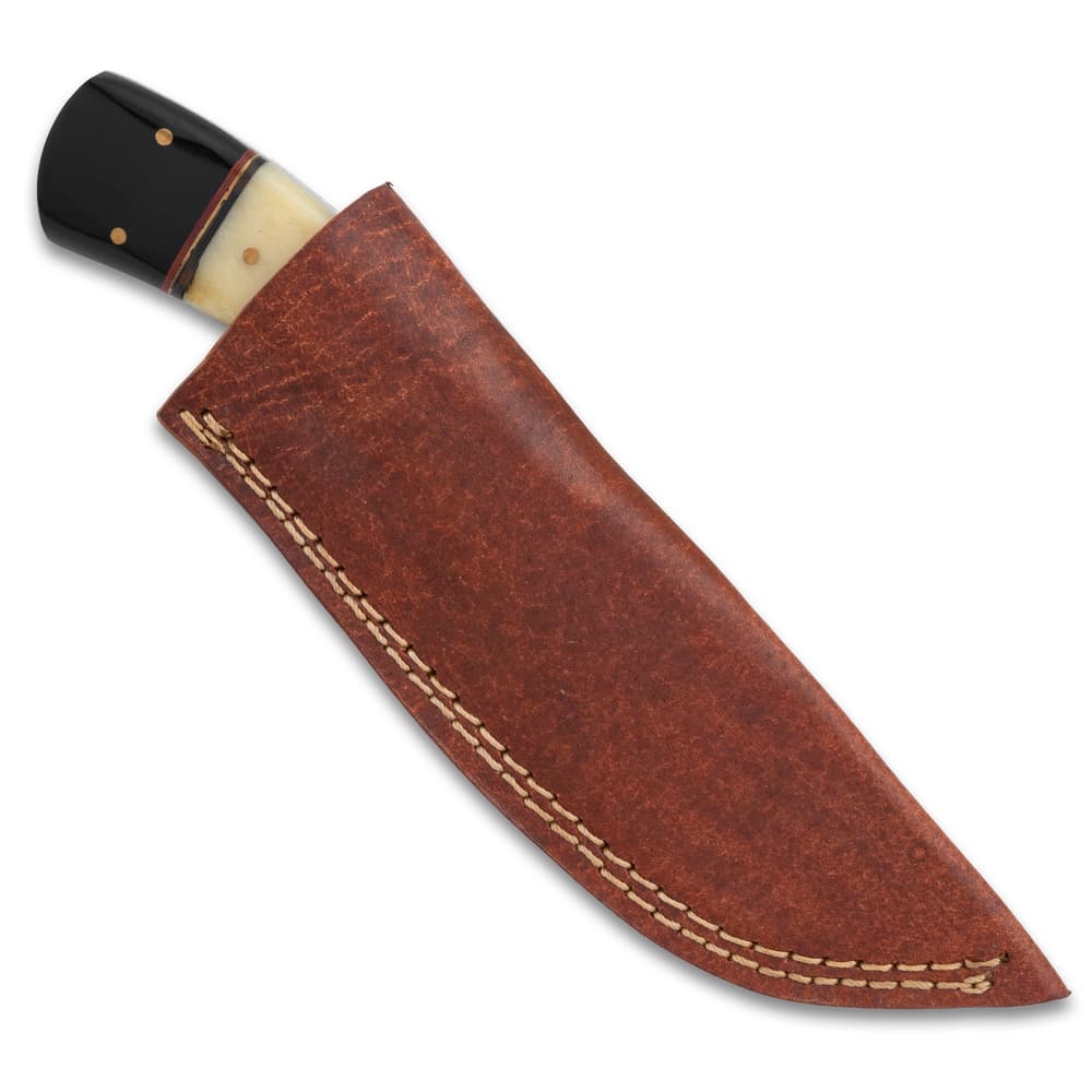 The fixed blade knife comes with a premium leather sheath image number 1