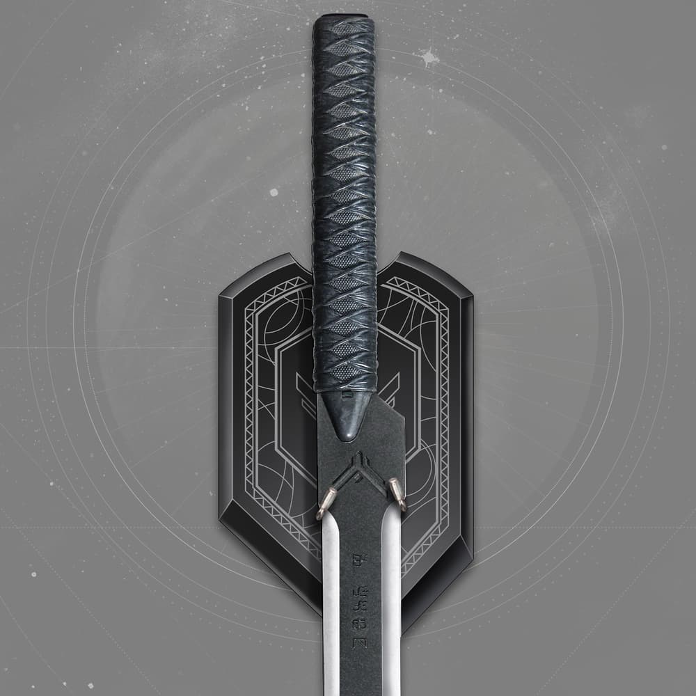 Detailed view of the Long Blade of Duncan Idaho displayed on its exquisite wall plaque, featuring the hawk sigil of House Atreides. image number 1