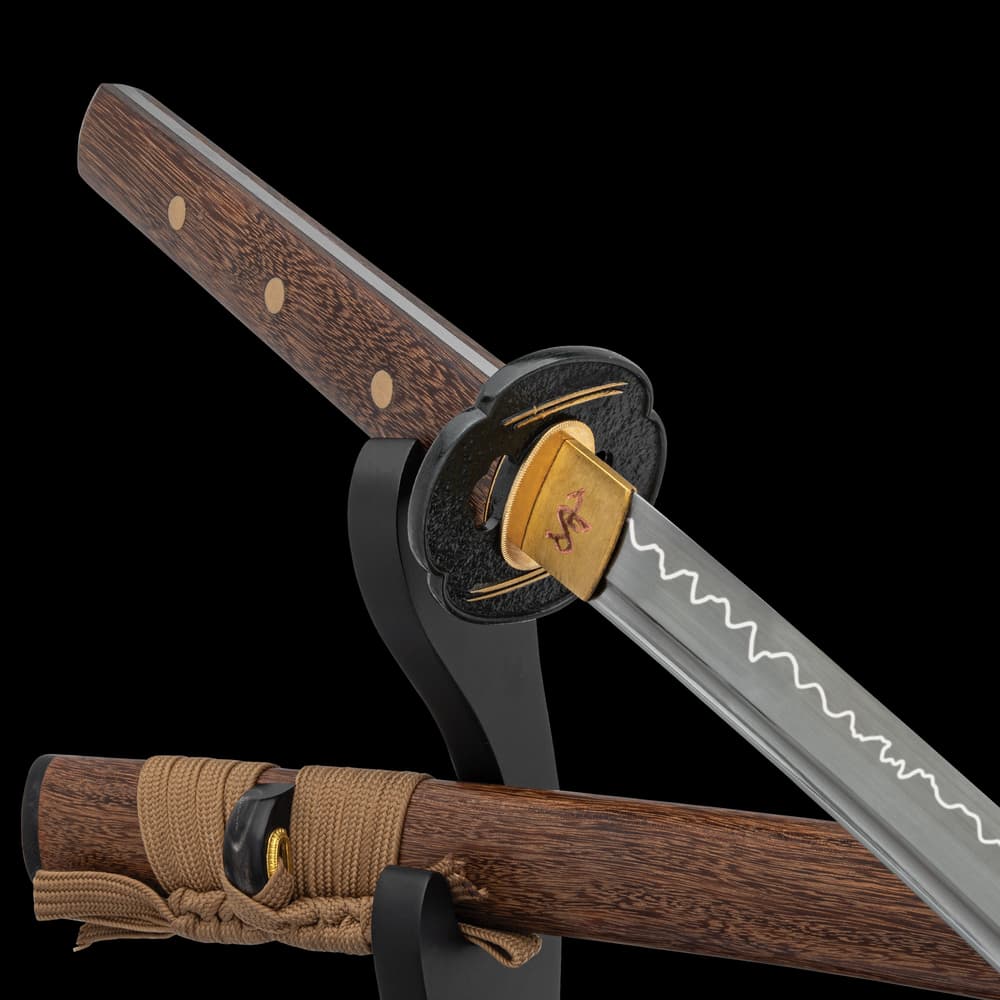 Detailed view of the matching tigerwood on both the scabbard and handle of the Shikoto Tigerwood Wakizashi. image number 1