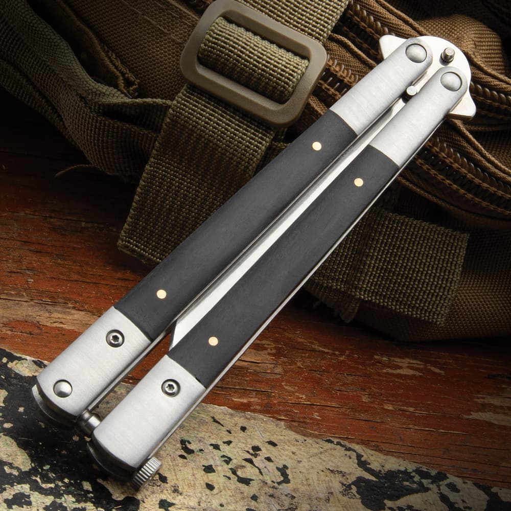 Angled image of the Butterfly Knife closed. image number 1