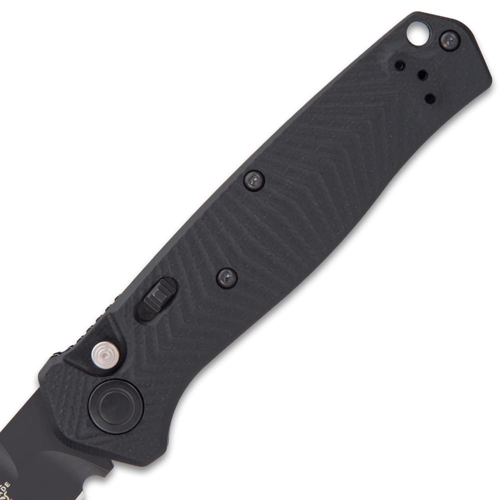 Upclose view displaying the milled chevron pattern G10 matte black andle scales with a lanyard hole and automatic open button. image number 2