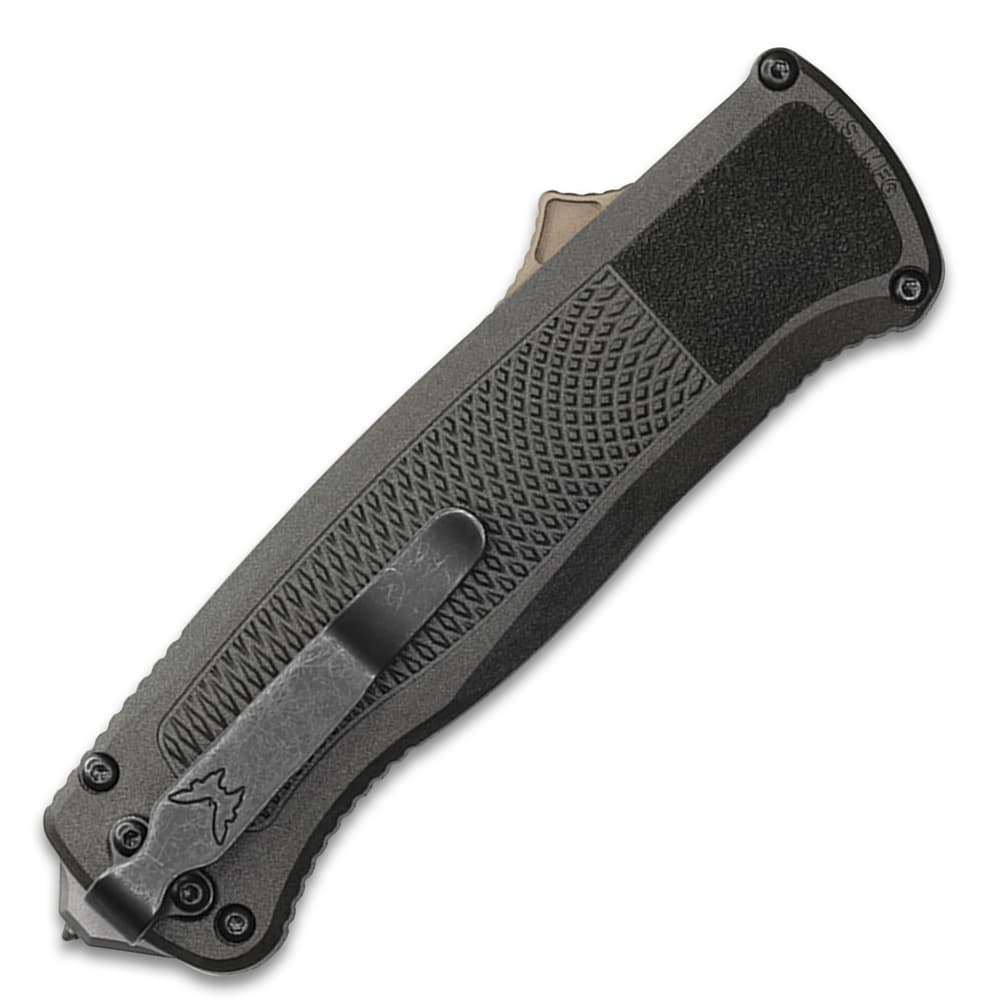 The Shootout automatic’s handle has a pocket clip. image number 2