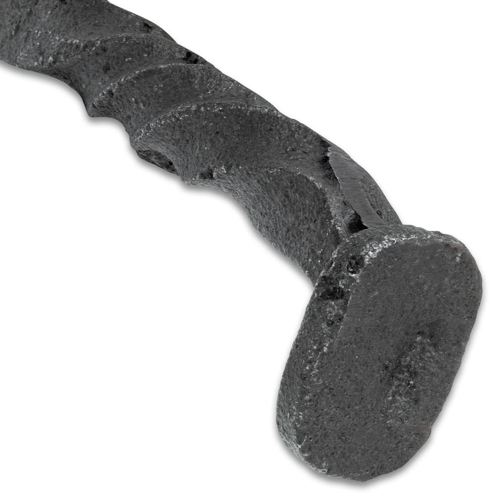 A close-up of the hammer-style pommel image number 2