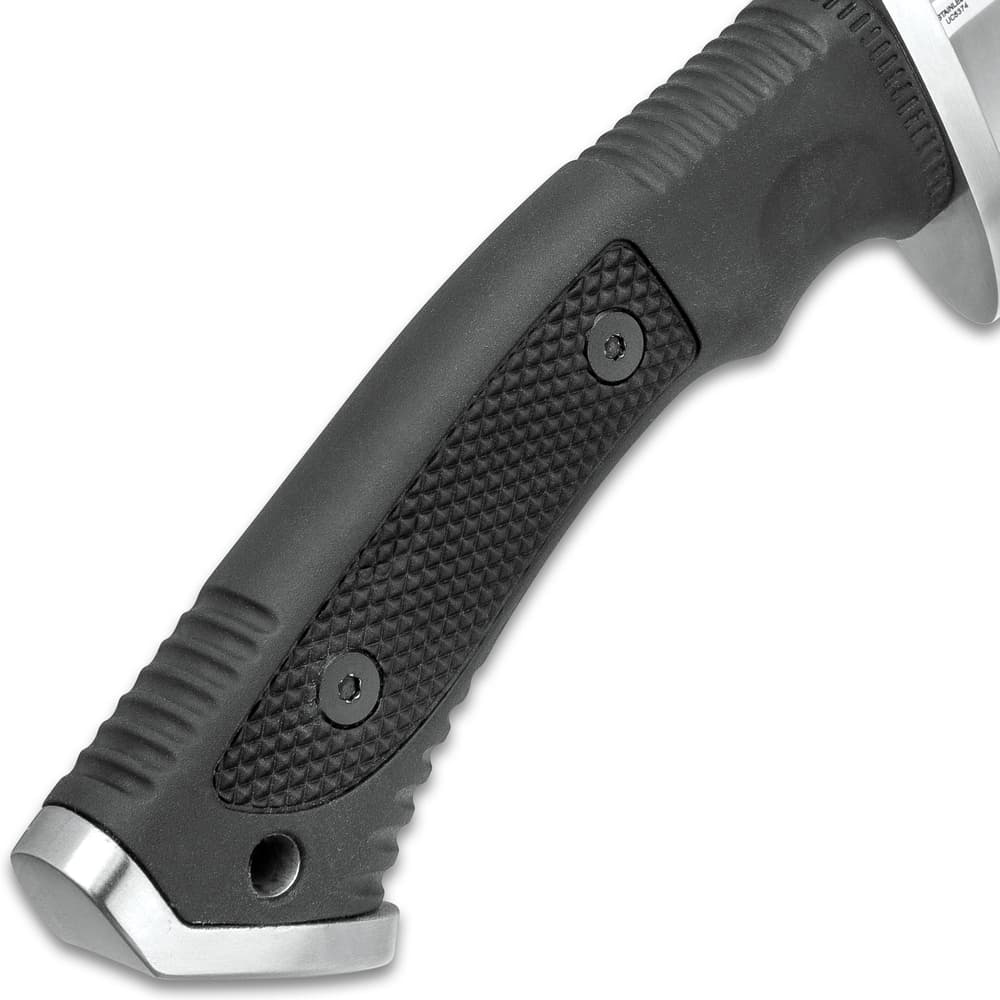 Detailed view of the knife’s TPR injection handle with grid-texture on both sides. image number 2