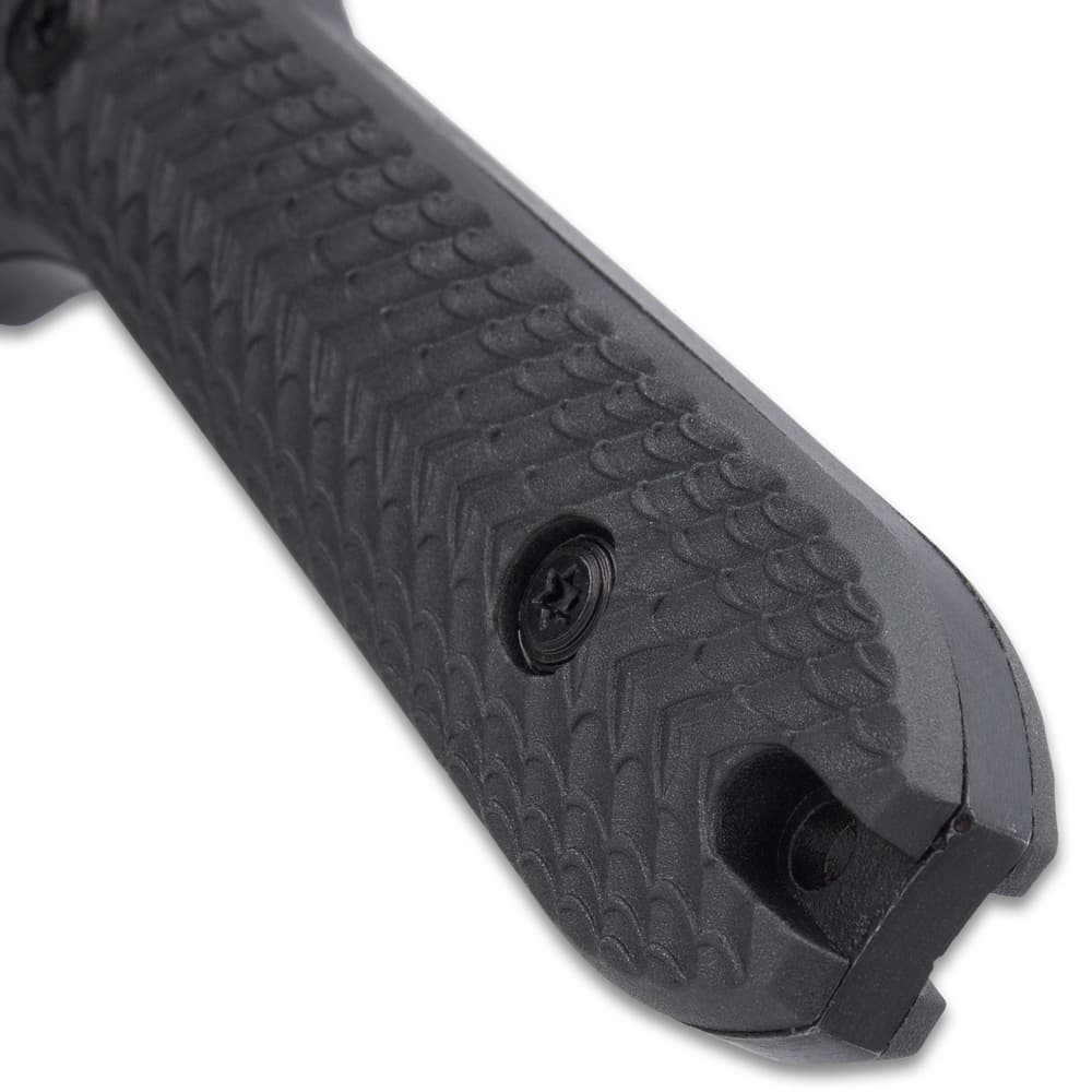 Zoomed view of the knife’s injection-molded nylon fiber handle scales with grooved EDM surface. image number 2