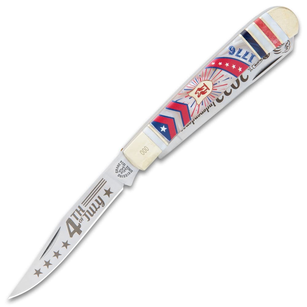 It has two, razor-sharp stainless steel blades laser-etched with the Fourth of July-themed artwork including “2022” image number 2