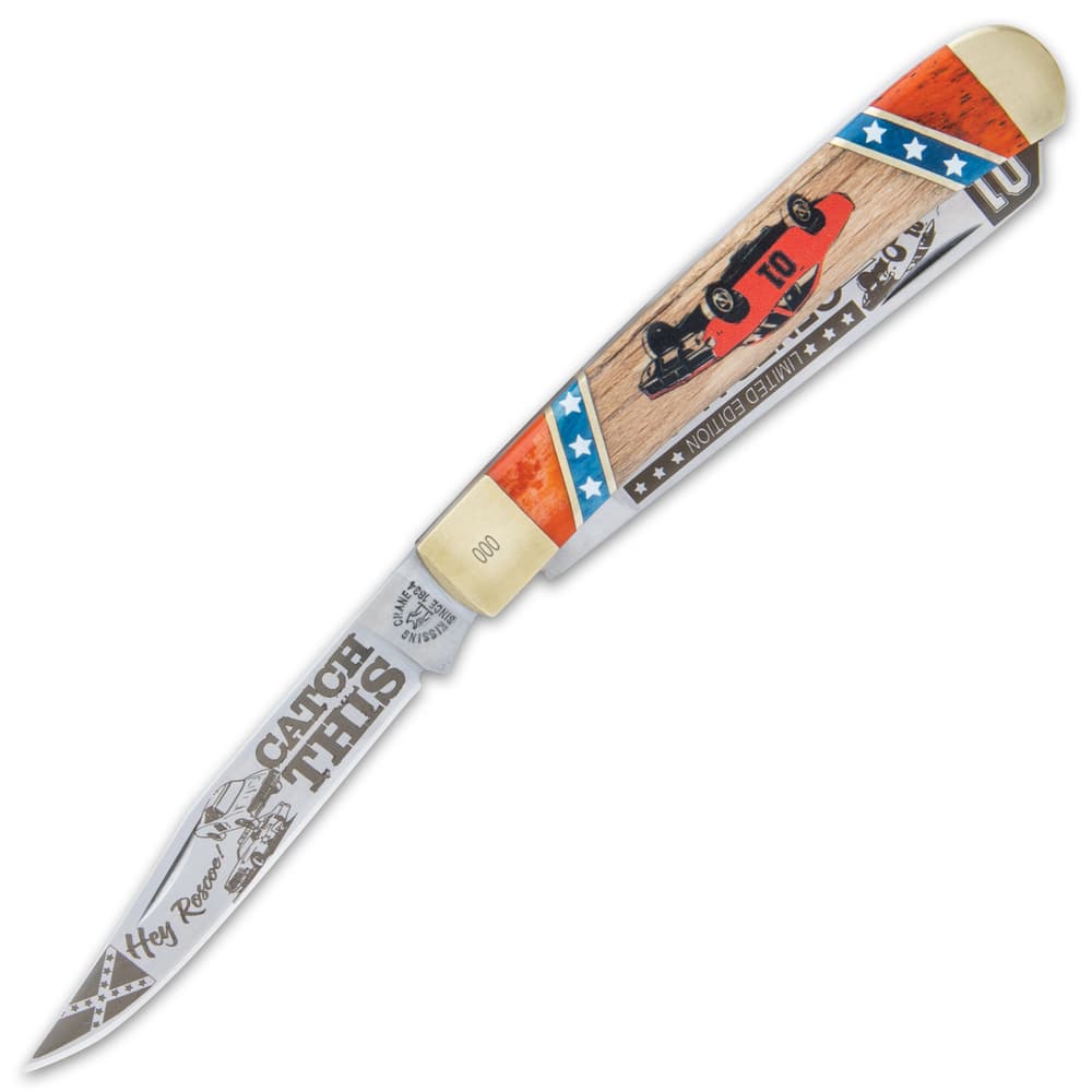 The trapper has two sharp 440 stainless steel blades, which feature The General Lee themed etchings and our limited edition stamp image number 2