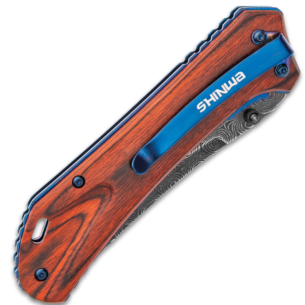 The back of the brown wooden handle has a metallic blue pocket clip with “Shinwa” on it. image number 2
