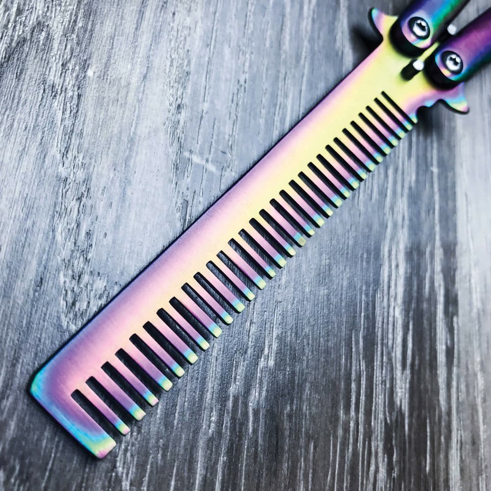 Detailed view of the rainbow-colored stainless-steel comb of this trainer which takes the place of the blade. image number 2