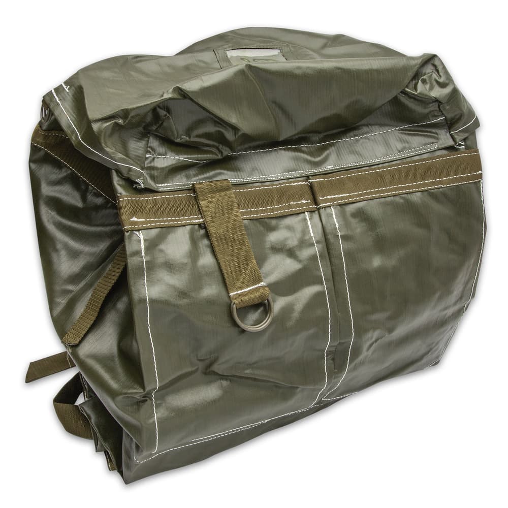 The 31 4/5”x 17 3/10”x 11 4/5” duffle also has two internal pockets and a snow collar on the top image number 2