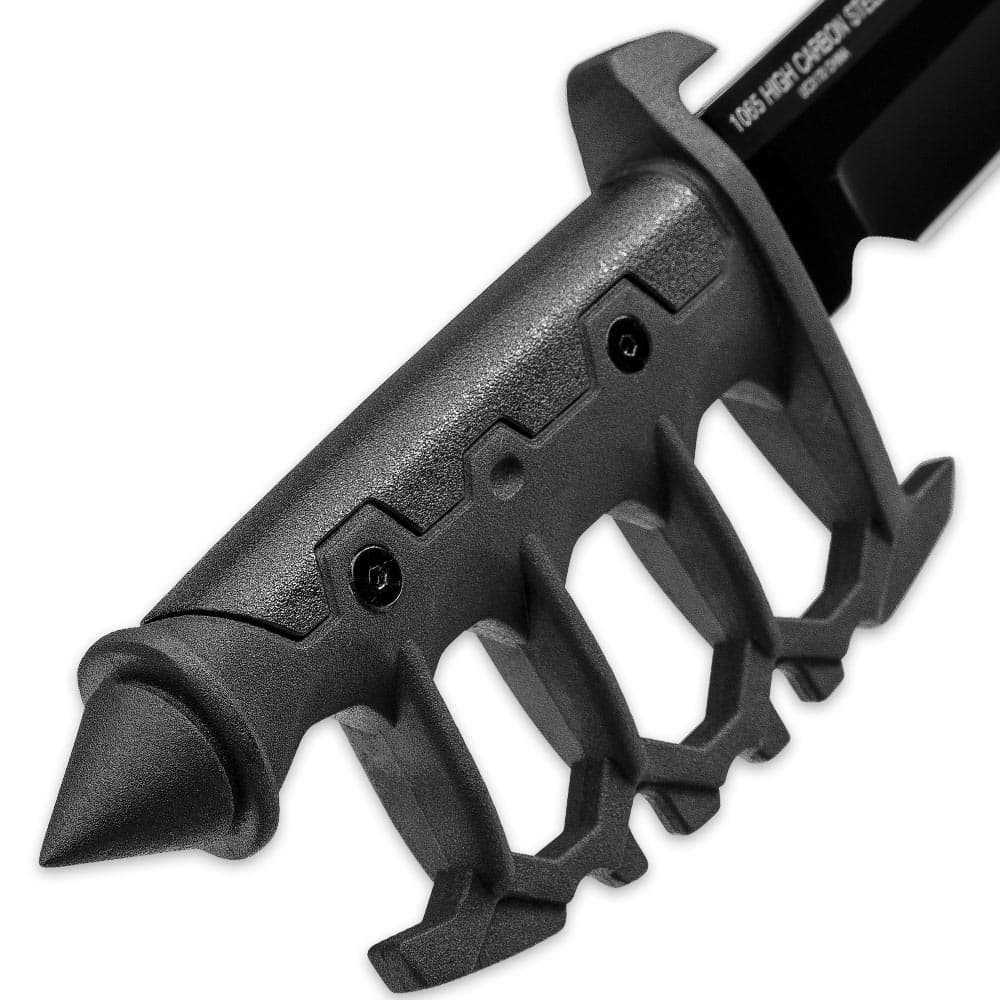 Detailed view of the knuckle knife’s handle, made of cast metal, with no-slip rubberized grip inserts and a skull crusher pommel. image number 3