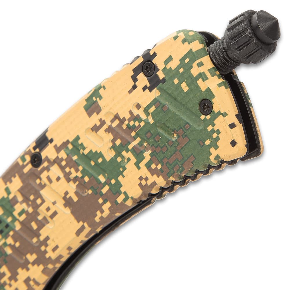 The SOA Camo Field Pocket Knife The SOA Camo Field Pocket Knife comes with a firestarter that is integrated into the handle image number 3