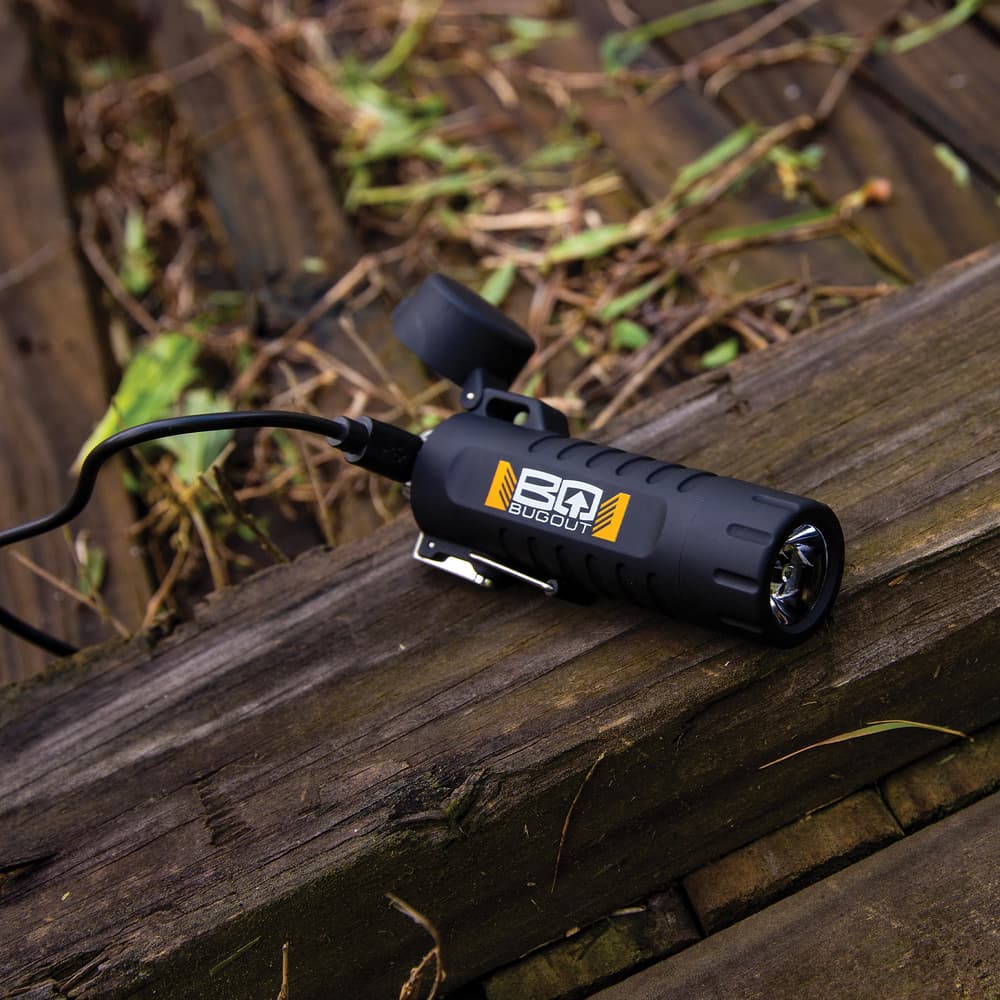 The lightweight lighter and flashlight has an aluminum alloy body that’s pocket-size for everyday carry and it comes with a lanyard image number 3