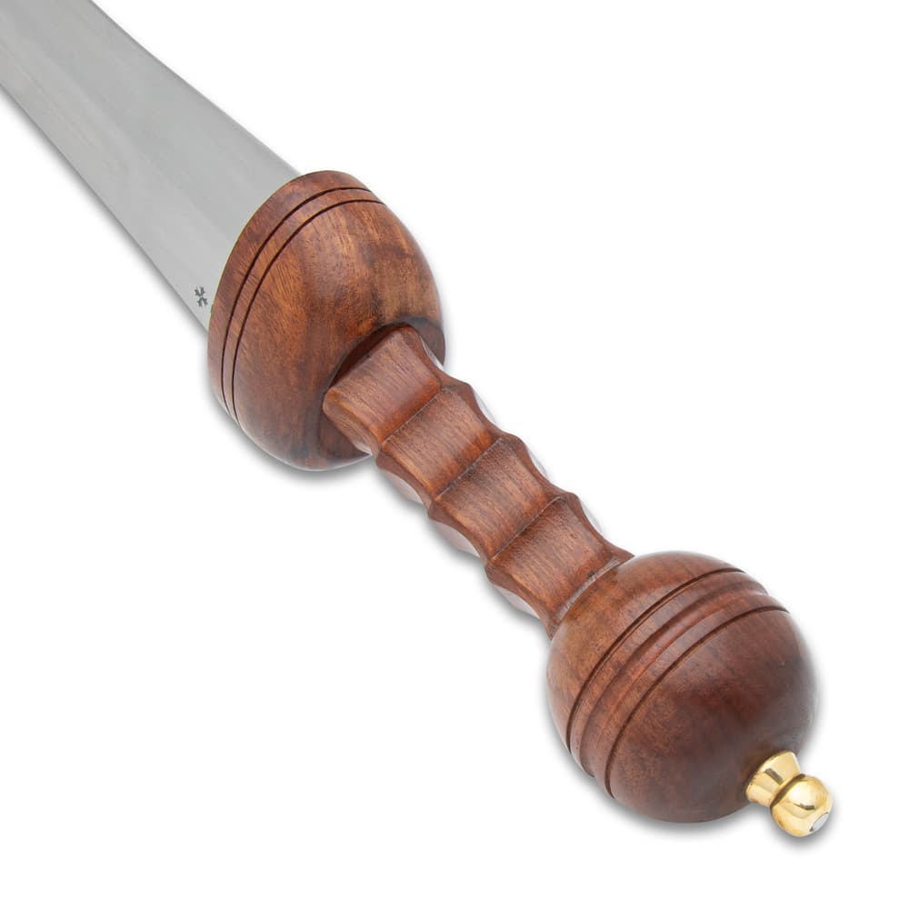 The Roman Mainz Pattern Gladius’ handle is wooden with a grooved grip and rounded pommel. image number 3