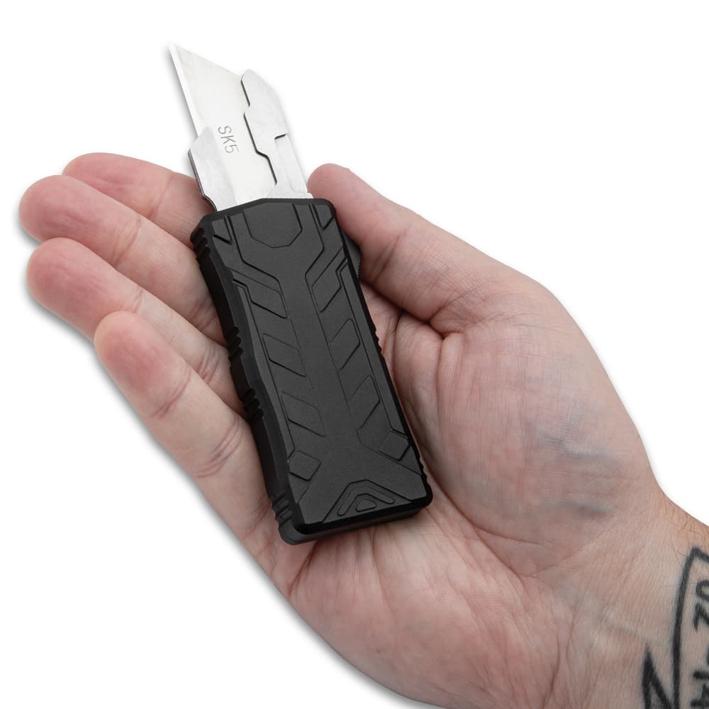 The box cutter shown in hand image number 4
