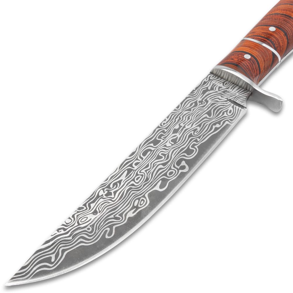 The blade has a Damascus-style pattern on it image number 4