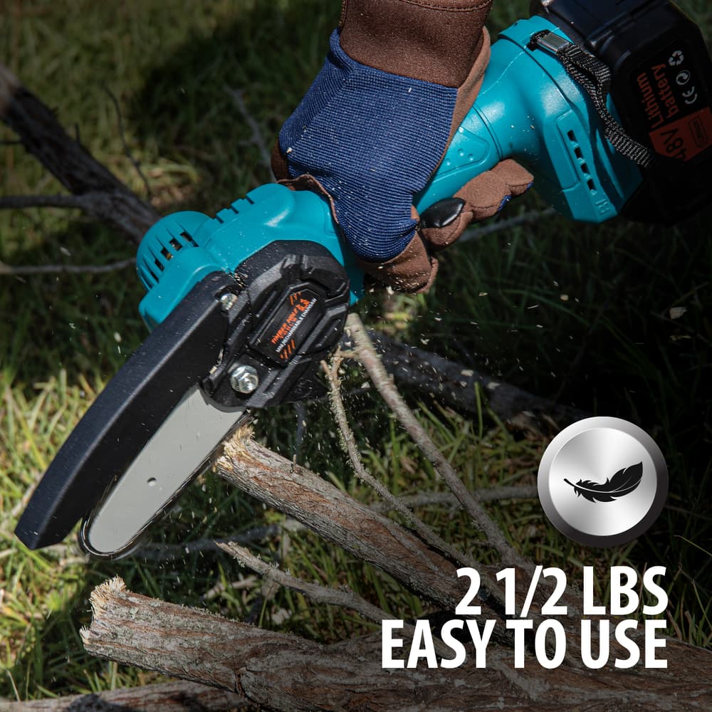 The chainsaw is rechargeable and comes with a lithium battery image number 4