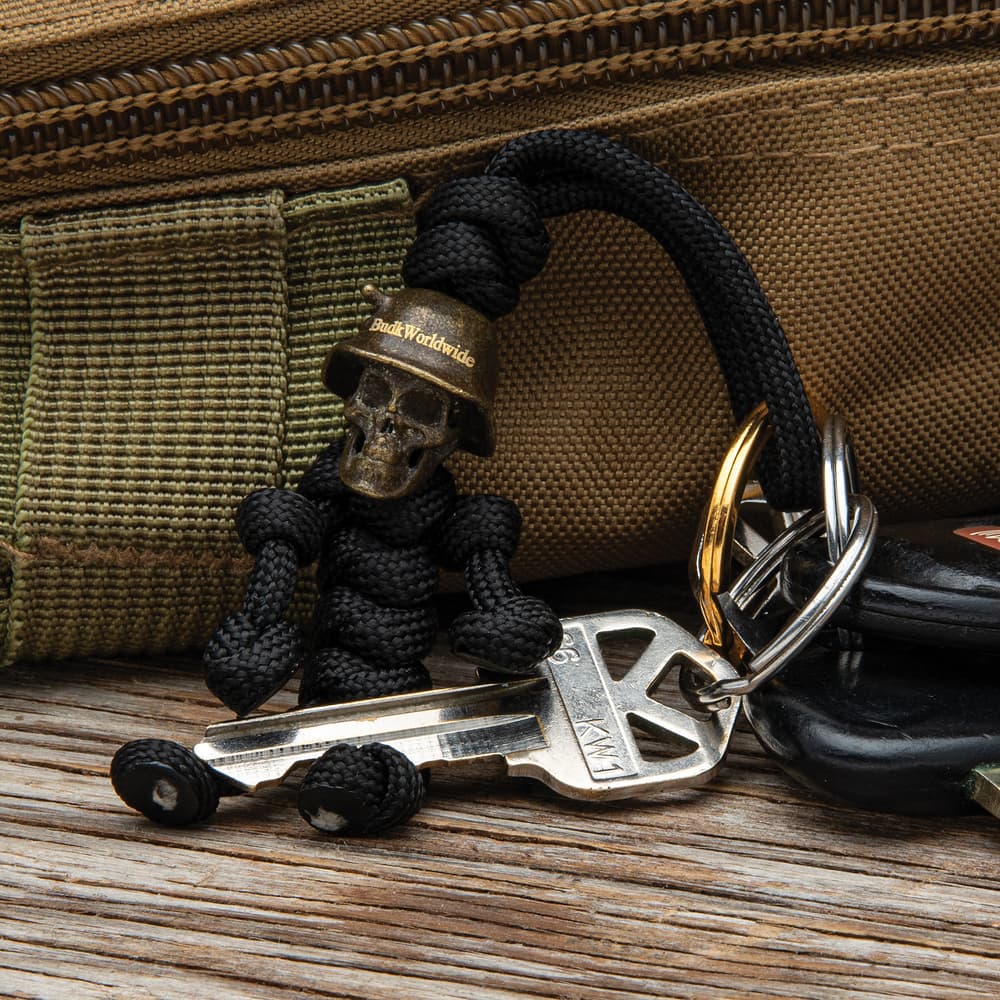 Black Skull Trooper Pendant Keychain - High-Quality Paracord