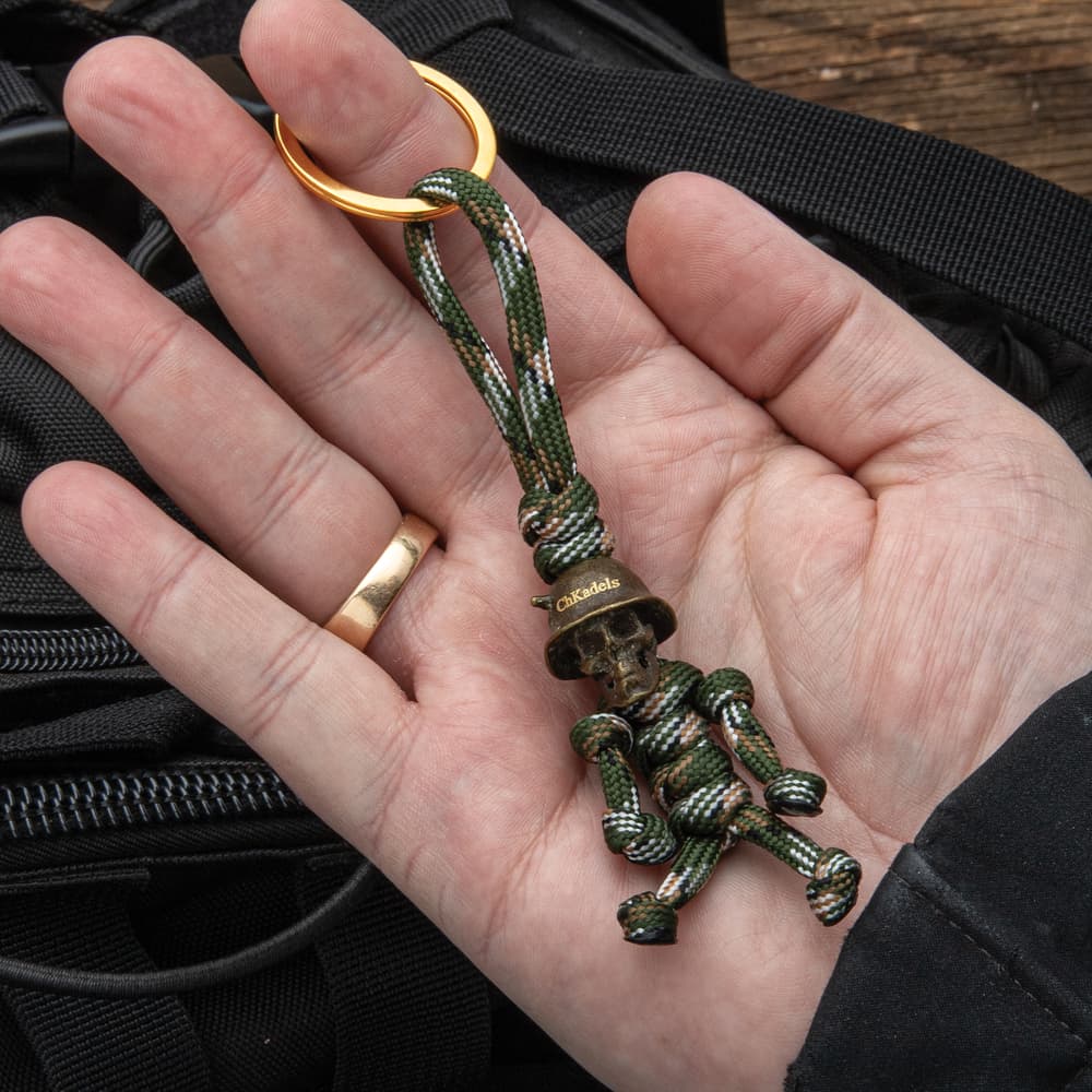 Camo Skull Trooper Pendant Keychain - High-Quality Paracord