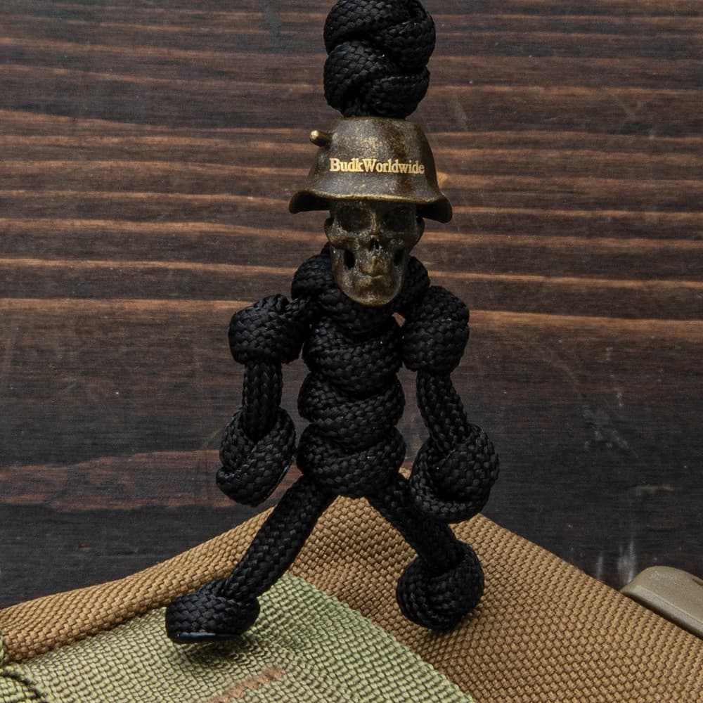 Black Skull Trooper Pendant Keychain - High-Quality Paracord