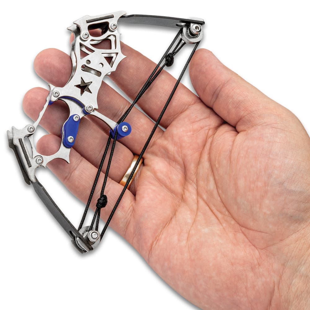 portable-mini-crossbow-in-hand.jpg