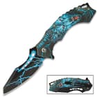 The aluminum handle scales have been 3D sculpted with a wolf and lightning strike design in blue and there’s a lanyard