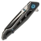 The lightweight, skeleton handle is of stainless steel with black, G10 scales and it has a metallic blue pocket clip
