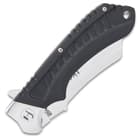 The handle scales are black G10 with deep ridges to give you a secure, slip-free grip and the handle has a lanyard hole