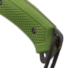 The aggressively TPU handle scales are secured with beefy screws and the extended tang features lanyard holes
