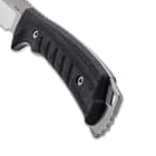 The black canvas Micarta handle gives you a superior grip in all weather conditions and it has a glassbreaker pommel