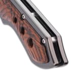 The handle is CNC machined 6061 aircraft aluminum and has ridged wooden handle scales