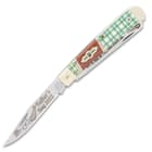 The pocket knife has two stainless steel blades that are etched with a Father’s Day message and 2022 Father’s Day artwork