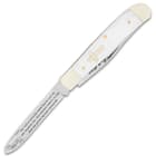 The Salvation Pearl Trapper has a spey blade