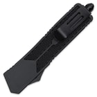 The black aluminum handle has ridges to make it grippy and it features a carbon fiber inset and a glassbreaker pommel