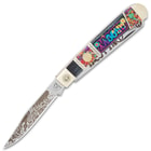 The Kissing Crane Groovy Trapper has Sixties-themed artwork on its blades.