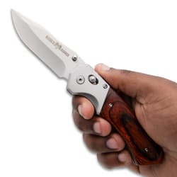 Hand holding a Ridge Runner folding knife