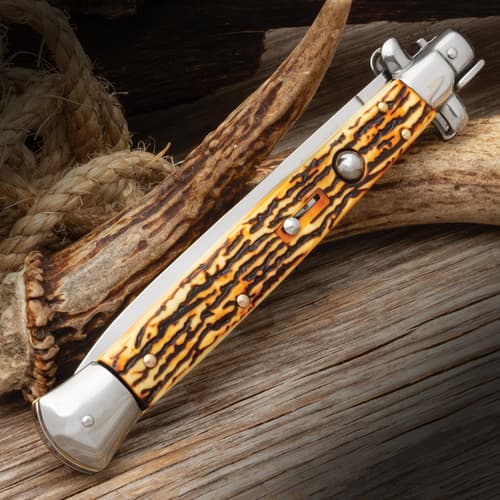 Full image of the Italian Stag Stiletto Switchblade closed.