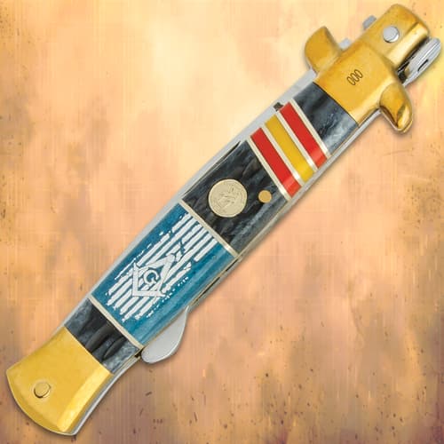 The handle scales are crafted of blue bone with the Mason emblem, black jigged bone and panels of red and yellow acrylic