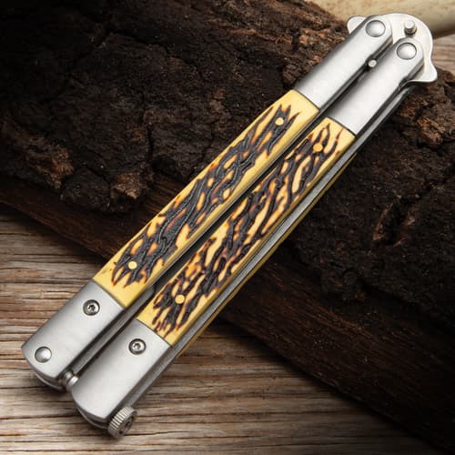 Angled image of the Butterfly Knife closed.