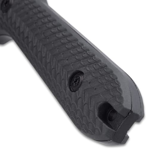 The handle scales are crafted of injection-molded nylon fiber with a grooved EDM surface texture for a slip-free grip