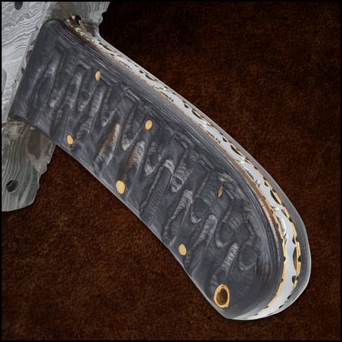 The blade with sawback serrations
