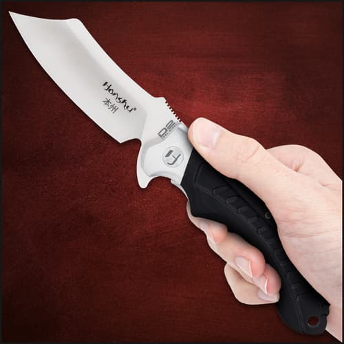 The handle scales are black G10 with deep ridges to give you a secure, slip-free grip and the handle has a lanyard hole