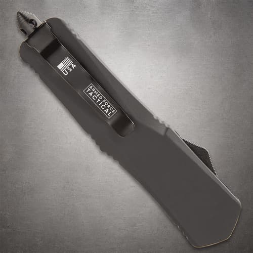 Closed tactical knife with USA branding