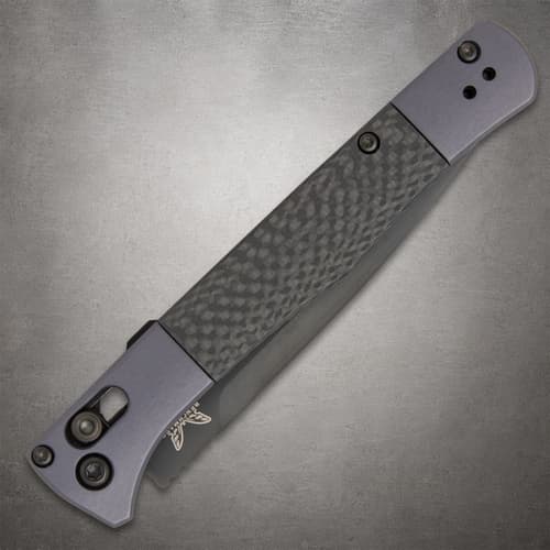 Closed folding knife with textured grip